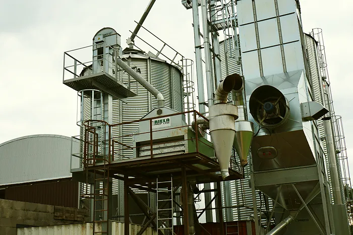 Jaraks grain dryer and silos