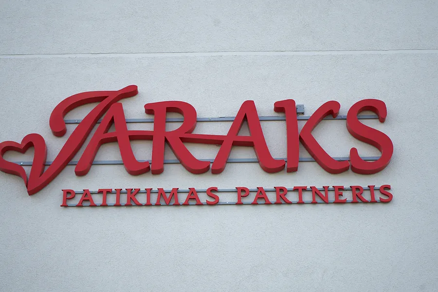 Jaraks iškaba ant biuro pastato Šalčininkuose